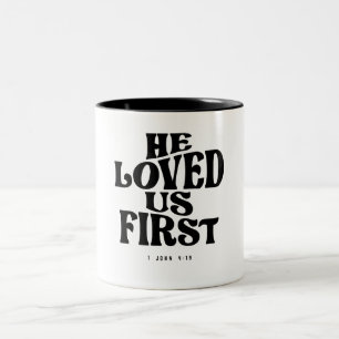 Caneca De Café Em Dois Tons 1 John 4:19 Ele Nos Amava Primeiro - Citação Crist