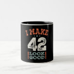 Caneca De Café Em Dois Tons 42 Birthday Funny 42 Years Old<br><div class="desc">This funny graphic saying design makes a great present for a 42 year old birthday man or woman. Make this 42nd birthday party special with this design,  I Make 42 Look Good. This product makes the perfect humorous birthday present for your buddy turning 42 years old!</div>
