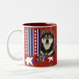 Caneca De Café Em Dois Tons 4 de julho foguete - Shiba Inu - Yasha