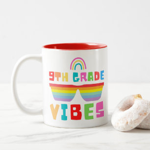Caneca De Café Em Dois Tons 9º ano volta à escola de professor e estudante