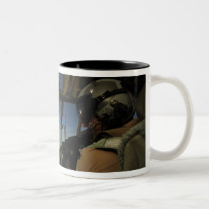 Caneca De Café Em Dois Tons A.A. - o piloto de 130 Hercules faz a varredura do