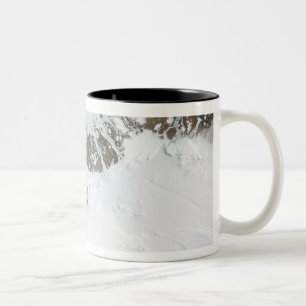 Caneca De Café Em Dois Tons A aproximação amigável do verão
