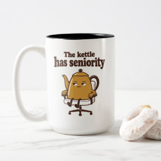 Caneca De Café Em Dois Tons A chaleira tem antiguidade Humor no Local de Traba