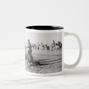 Caneca De Café Em Dois Tons A dança de fantasma, South Dakota, 1890 (foto de