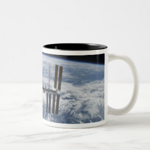 Caneca De Café Em Dois Tons A estação espacial internacional na órbita