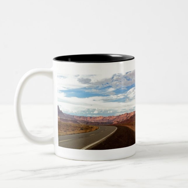 Caneca De Café Em Dois Tons A estrada aberta é casa (Esquerda)