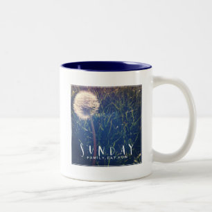 Caneca De Café Em Dois Tons A família de domingo come o divertimento