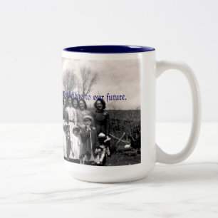 Caneca De Café Em Dois Tons A família é uma relação a nosso passado, e uma