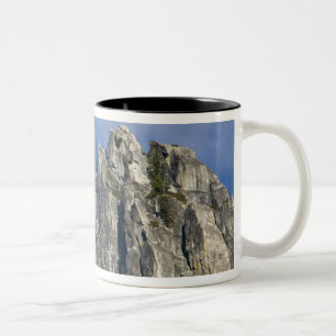 Caneca De Café Em Dois Tons A lua nasce e brilha através das nuvens