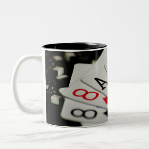 Caneca De Café Em Dois Tons A mão do homem inoperante