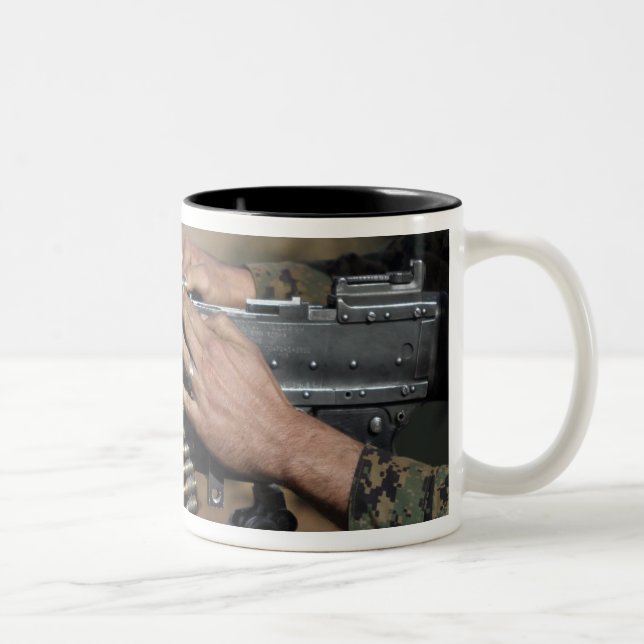 Caneca De Café Em Dois Tons A Marine carrega uma metralhadora M-240G (Direita)