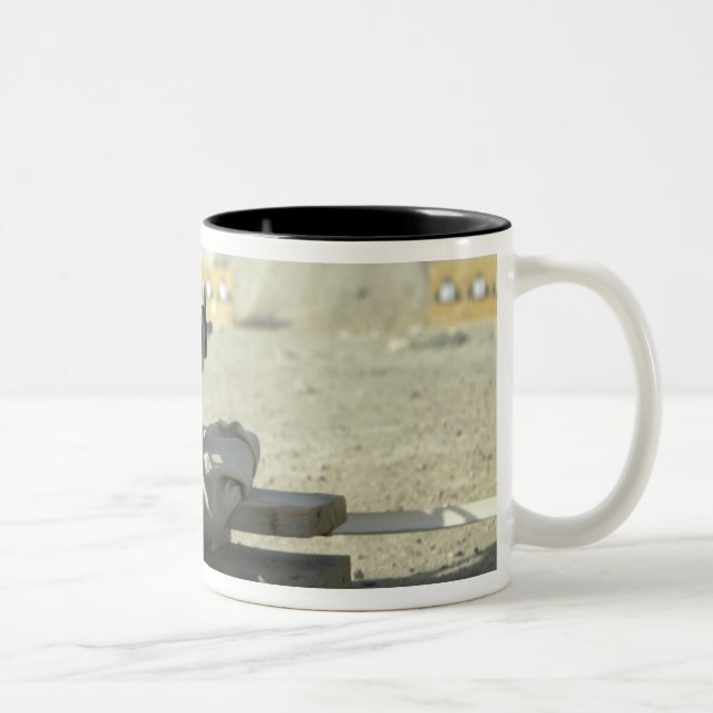 Caneca De Café Em Dois Tons A Marine dispara uma espingarda de serviço M16A2 (Direita)