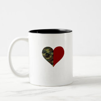 Caneca De Café Em Dois Tons A metade do meu coração está no exército