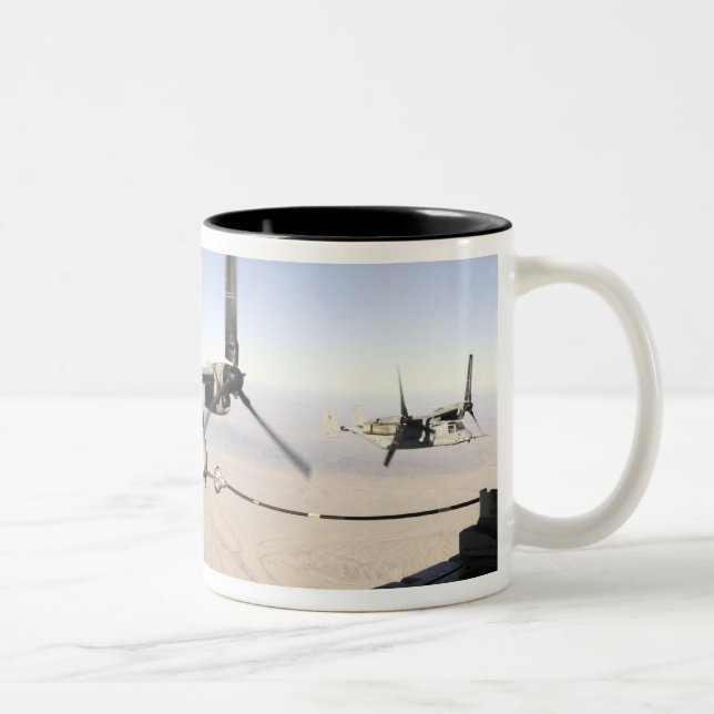 Caneca De Café Em Dois Tons A MV-22 Osprey reabastece voo médio (Direita)