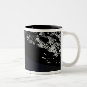 Caneca De Café Em Dois Tons A observação da cratera lunar