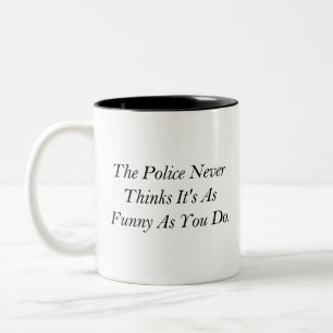 Caneca De Café Em Dois Tons A polícia nunca acha que é tão engraçado quanto vo