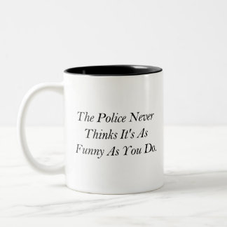 Caneca De Café Em Dois Tons A polícia nunca acha que é tão engraçado quanto vo