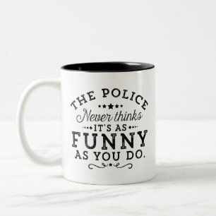 Caneca De Café Em Dois Tons A polícia nunca acha que é tão engraçado quanto vo
