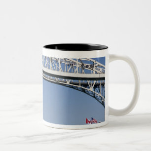 Caneca De Café Em Dois Tons A Ponte Blue Water é uma ponte de dupla extensão 2