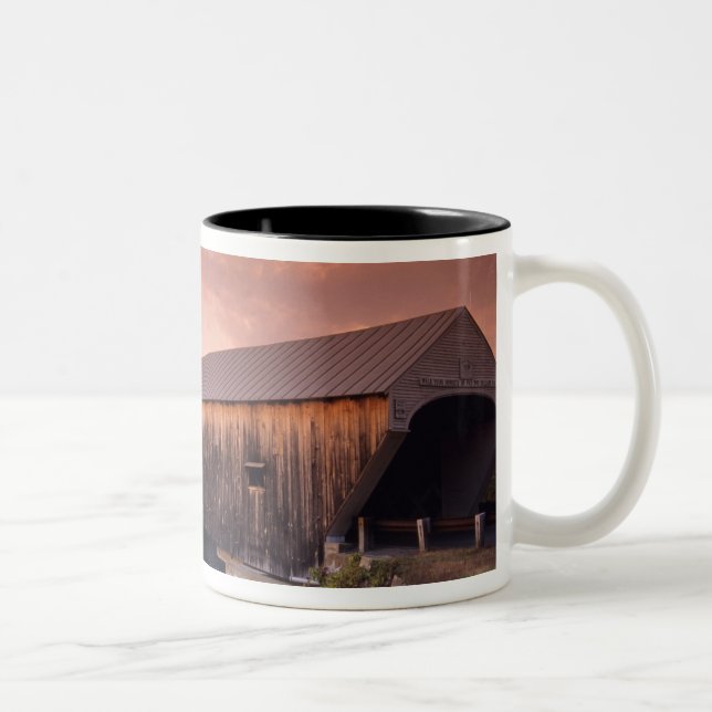 Caneca De Café Em Dois Tons A ponte coberta mais longa dos Estados Unidos (Direita)
