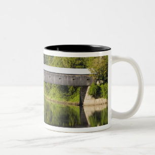 Caneca De Café Em Dois Tons A ponte coberta pelo Windsor-Cornish abrange a