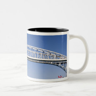 Caneca De Café Em Dois Tons A ponte de água azul é uma ponte de envergadura 