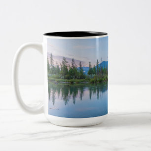 Caneca De Café Em Dois Tons A Reflexão das Três Irmãs Sobre Paisagem De Montan