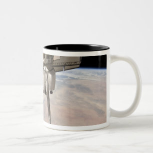 Caneca De Café Em Dois Tons A seção traseira do vaivém espacial entrado