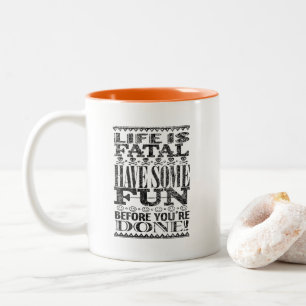 Caneca De Café Em Dois Tons A vida é fatal