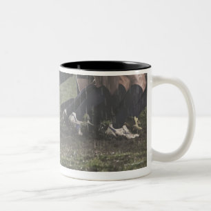 Caneca De Café Em Dois Tons Abaixe a seção do jogador do rugby no scrum,