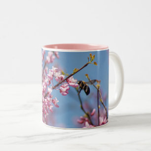 Caneca De Café Em Dois Tons Abelha floral do rosa da árvore de Redbud
