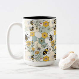 Caneca De Café Em Dois Tons Abelhas em uma manta de flores silvestres de mel