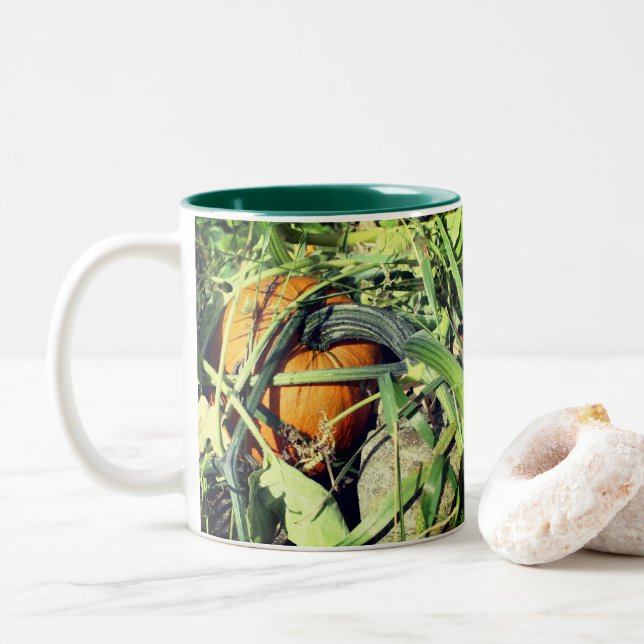 Caneca De Café Em Dois Tons Abóbora Na Natureza Da Vinha (Com Donut)