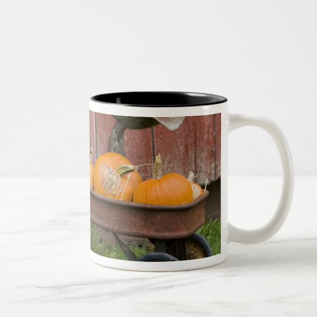 Caneca De Café Em Dois Tons Abóboras em velha carroça (Direita)