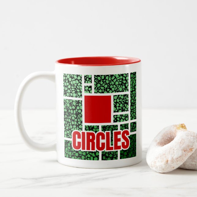 Caneca De Café Em Dois Tons Abstração com Manchas Verdes e Acentos Vermelhos (Com Donut)