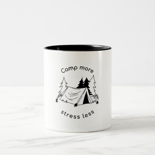 Caneca De Café Em Dois Tons Acampamento mais estresse menos (Centro)