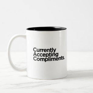 Caneca De Café Em Dois Tons Aceitando Elogios Atualmente Presente Divertido