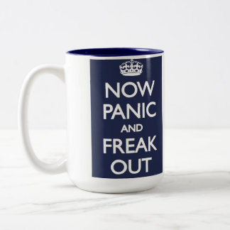 Caneca De Café Em Dois Tons Agora pânico e arrepiante para fora