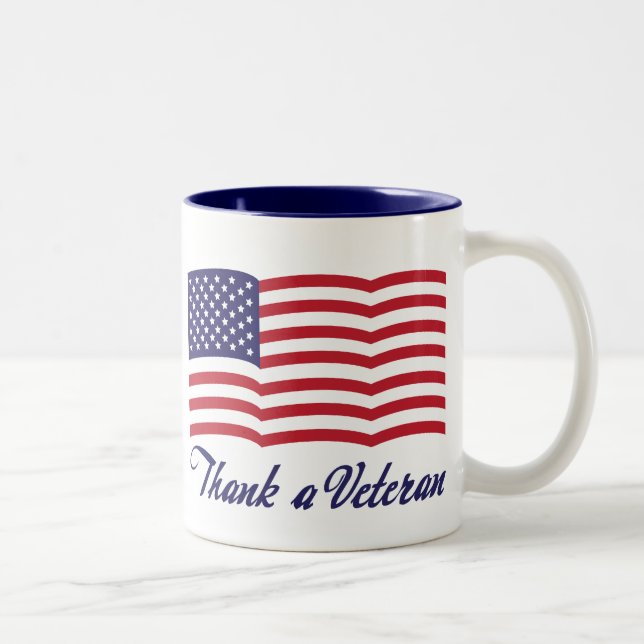 Caneca De Café Em Dois Tons Agradeça a um veterano (Direita)