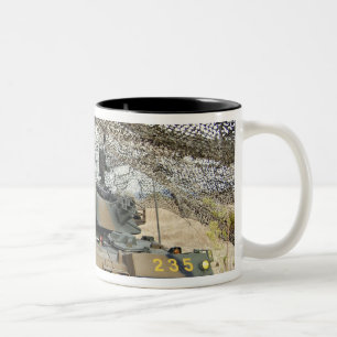 Caneca De Café Em Dois Tons Agressores trocistas de República da Coreia