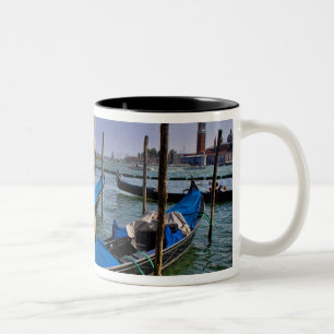 Caneca De Café Em Dois Tons Água do Grande Canal com barcos gondalo alinhados