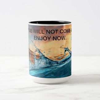Caneca De Café Em Dois Tons "Águas Dinâmicas: Design realista com Wa poderosa
