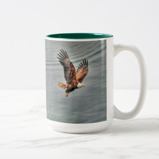 Caneca De Café Em Dois Tons Águia Bald Americana Voando Sobre O Oceano