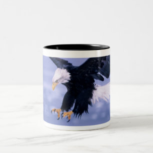Caneca De Café Em Dois Tons Águia-Careca Poisando Asas Espalhadas em uma Tempe