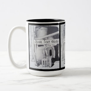 Caneca De Café Em Dois Tons ainda desenho da vida de ferramentas de jardim