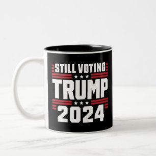 Caneca De Café Em Dois Tons Ainda votando em Trump 2024 Bandeira Patriótica Am