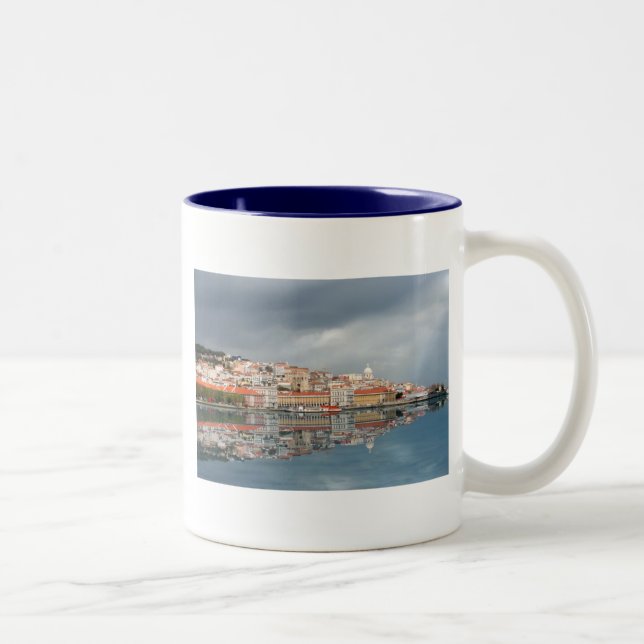 Caneca De Café Em Dois Tons Ajardine a vista das construções em Lisboa, (Direita)