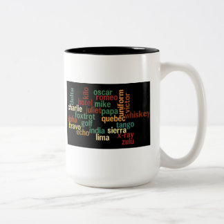 Caneca De Café Em Dois Tons Alfabeto fonético de OTAN (fundo escuro)