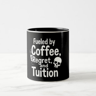 Caneca De Café Em Dois Tons Alimentado por Café, Arrependimento e Mensalidade