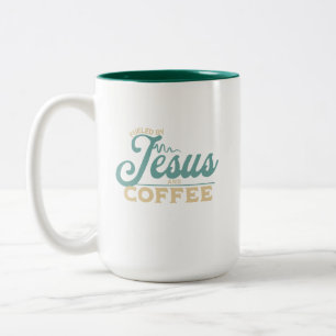 Caneca De Café Em Dois Tons Alimentado por Jesus e Café Design cristão